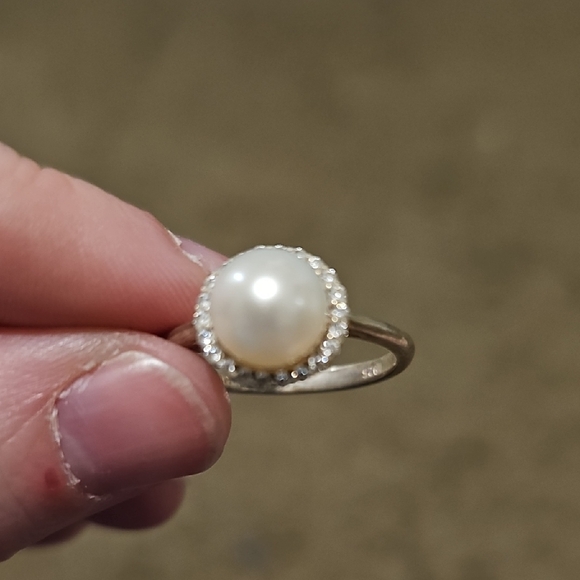 Elegant Pearl Ring with Gold Band - Picture 2 of 3